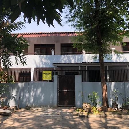 Oyo 90482 Rumah Oma Syariah Kupang  Экстерьер фото