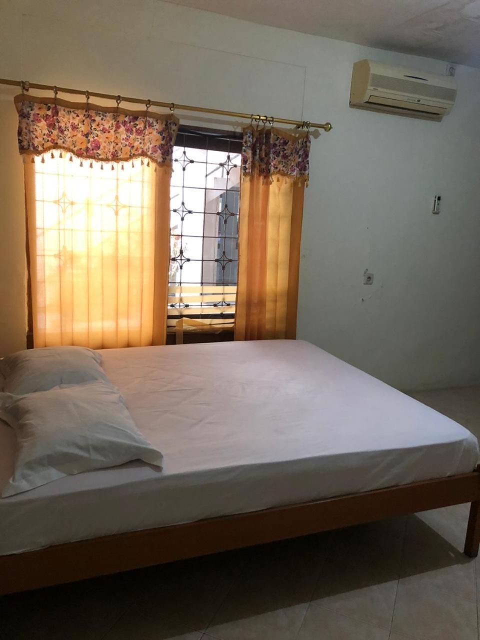 Oyo 90482 Rumah Oma Syariah Kupang  Экстерьер фото